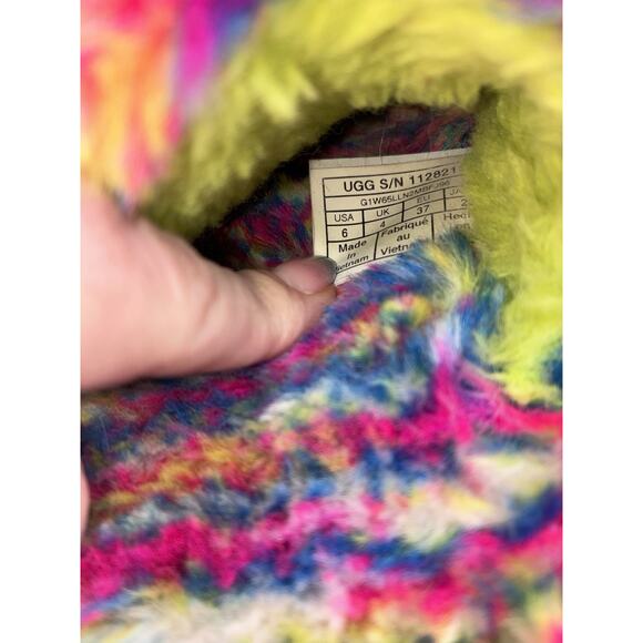 UGG Slippers WOMEN’S FLUFFITA PIXELATE SLIDE SANDAL Tye Dye Rainbow: Size 6 - Picture 3 of 4